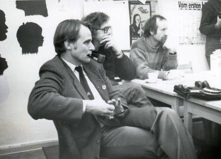 ARH Slg. Bartling 4946, Hans Ulrich Klose (mit Pfeife), Fraktionsvorsitzender der SPD in der Hamburger Bürgerschaft, als Gasthörer bei einer Versammlung des Vorstandes (?) des SPD-Ortsvereins (Plaß), Suttorf, um 1972