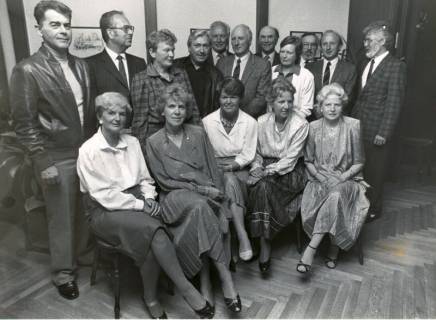 ARH Slg. Bartling 4947, Versammlung der Mitglieder des SPD-Ortsvereins bei Plaß, Gruppenbild mit in der ersten Reihe sitzenden Damen, Suttorf, um 1975