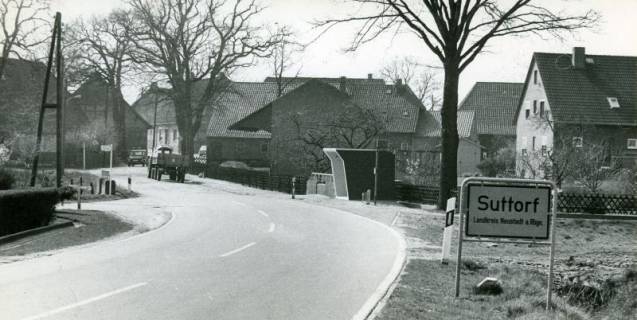 ARH Slg. Bartling 4949, Ortseinfahrt mit dem alten Ortseingangsschild, Suttorf, 1974