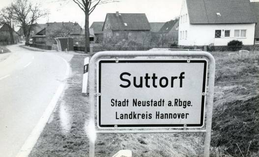 ARH Slg. Bartling 4950, Ortseinfahrt mit dem neuen Ortseingangsschild, Suttorf, 1974