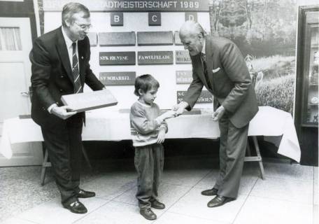 ARH Slg. Bartling 4951, Auslosung der Spielpaarungen bei der Fußballstadtmeisterschaft mit Michael Baldauf MdL. (r.), links Degering, Suttorf, 1989