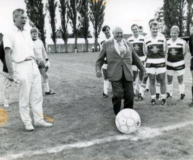 ARH Slg. Bartling 4952, Anstoß bei der Fußballstadtmeisterschaft durch Bürgermeister Henry Hahn, Suttorf, 1989