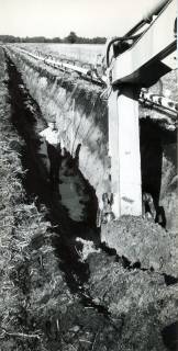 ARH Slg. Bartling 4953, Bagger beim Aushub des Grabens bei der Verlegung der Erdgasleitung durch die Gemarkung, Blick durch den Graben, Suttorf, 1969