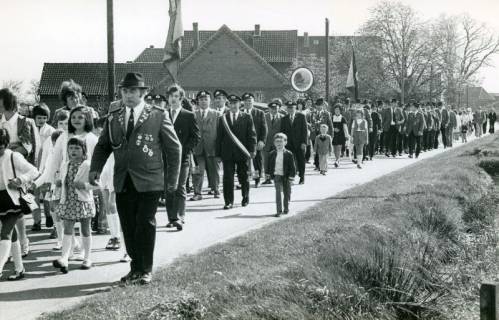 ARH Slg. Bartling 4961, Anmarsch der Bürger zum Schützenplatz beim Schützenfest, 1. Abteilung: die Kyffhäuser-Kameradschaft, danach die Schützenscheibe, 2. Abteilung: der Schützenverein, Suttorf, um 1975