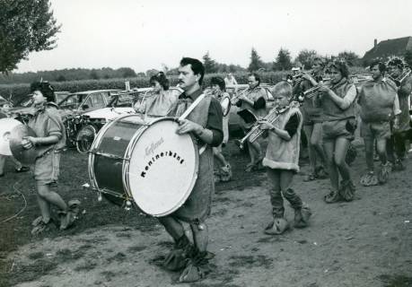 ARH Slg. Bartling 4969, Umzug auf Feldweg mit "Rentnerband" (Blech-Blaskapelle), die sich "rustikal" verkleidet hat, vorweg die große Trommel und die Becken beim Erntefest, Suttorf, 1985