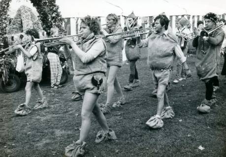 ARH Slg. Bartling 4970, Umzug mit "Rentnerband" (Blech-Blaskapelle), die sich "rustikal" verkleidet hat, hier die Trompeten und Posaunen an der Erntekrone neben dem Festzelt beim Erntefest, Suttorf, um 1985