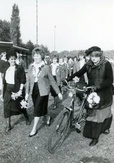 ARH Slg. Bartling 4971, Umzug mit den Schützinnen samt einer fußläufigen Fahrradführerin beim Erntefest, Suttorf, um 1985