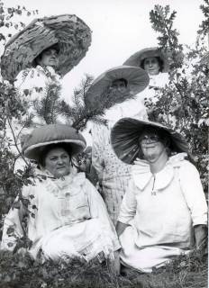 ARH Slg. Bartling 4972, Fünf Seniorinnen im Gebüsch, verkleidet als Pilze mit einem phantasievollen Hut (2 Ex.) beim Erntefest, Suttorf, um 1985