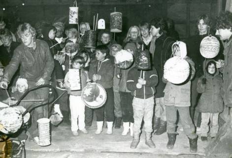 ARH Slg. Bartling 4977, Laternenzug der Kinder vor der Feierscheune beim Erntefest, Vesbeck, um 1975