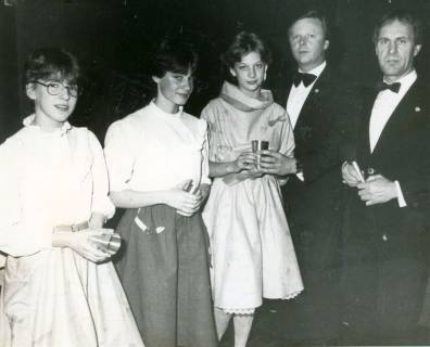 ARH Slg. Bartling 4980, Überreichung von Pokalen an drei junge Sportlerinnen durch den 1. Vorsitzenden Helmut Felten (2. v. l.) beim Sportlerball des SG Helstorf-Vesbeck, um 1975
