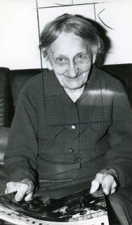 ARH Slg. Bartling 4986, Ältere Frau auf dem Sofa sitzend und ein Foto in den Händen haltend, Einzelporträt, Esperke-Warmeloh, 1970