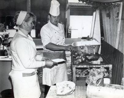 ARH Slg. Bartling 4987, Fleisch- und Wurstwarenfabrik von Ekkehard Schubert mit einer Mitarbeiterin in Berufskleidung bei der Arbeit, Esperke-Warmeloh, 1970