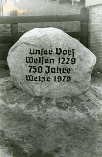 ARH Slg. Bartling 4989, Findling am Straßenrand mit der eingemeißelten Beschriftung "Unser Dorf - Welsen 1229 - 750 Jahre - Welze 1979", Welze, 1979