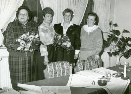 ARH Slg. Bartling 4990, Landfrauenverein, Überreichung von Blumensträußen an die nebeneinander stehenden in einer Gaststube, Welze, um 1980