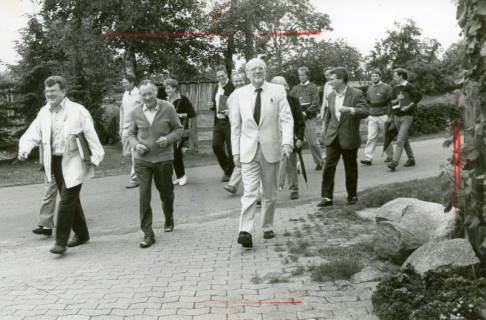 ARH Slg. Bartling 4992, Besichtigung des Ortsteils durch Politiker und jüngerer Gefolgschaft, Welze, um 1975