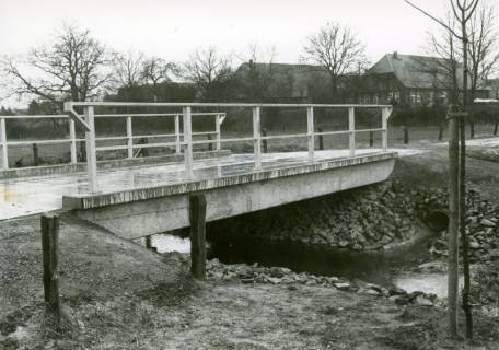 ARH Slg. Bartling 4999, Neue Brücke aus Beton über einen Bach, Wulfelade, um 1980