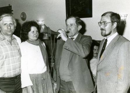 ARH Slg. Bartling 5003, Friedrich Klingemann in einer Wulfelader (?) Gastwirtschaft stehend, zwischen zwei Männern und einer Frau, Wulfelade, 1988