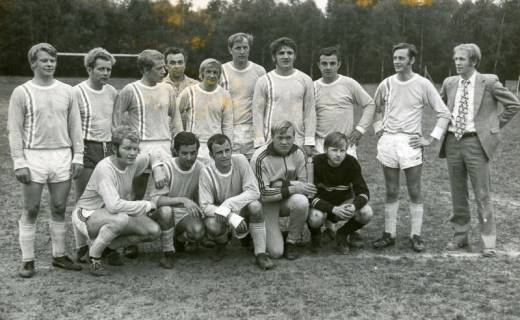 ARH Slg. Bartling 5007, Erinnerungsfoto Fußballmannschaft des TSV Mariensee-Wulfelade, aufgestellt am Mittelkreis, 1971