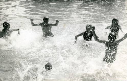 ARH Slg. Bartling 5009, Tobende und spritzende Kinder im Wasser des Waldbads, Wulfelade, 1970