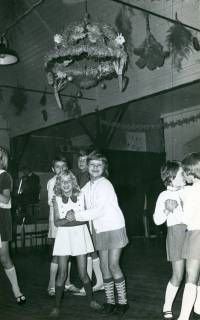 ARH Slg. Bartling 5013, Kinder beim Tanz unter der Erntekrone im Saal von Hermann Bartling beim Erntefest, Wulfelade, um 1970