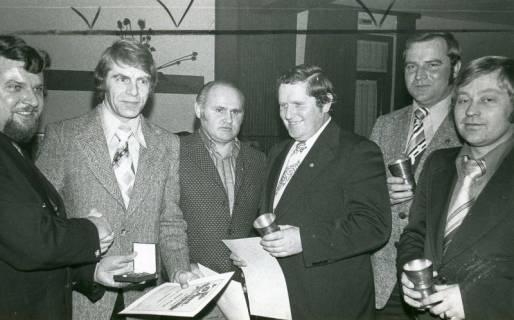 ARH Slg. Bartling 5024, Ehrung von fünf Mitgliedern des TSV durch den 1. Vorsitzenden Wilhelm Wehrhahn, Poggenhagen, 1975