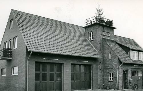 ARH Slg. Bartling 5026, Turm des Feuerwehrgerätehaus Am Schiffgraben geschmückt mit einem Tannenbaum, Straßenansicht von Osten, Poggenhagen, 1974