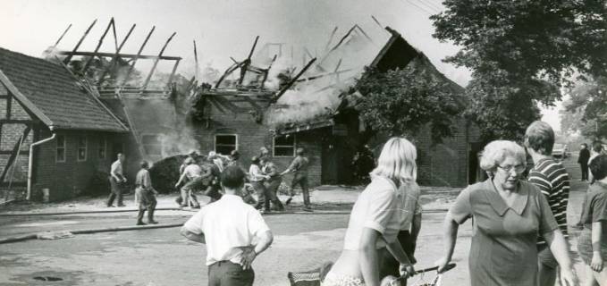 ARH Slg. Bartling 5027, Brand des Dachstuhls eines Stallgebäudes von Willi Kiel, Poggenhagen, 1971