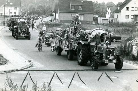 ARH Slg. Bartling 5028, Festumzug zum Erntefest mit von Treckern gezogenen geschmückten Wagen im Neubaugebiet, Poggenhagen, 1973