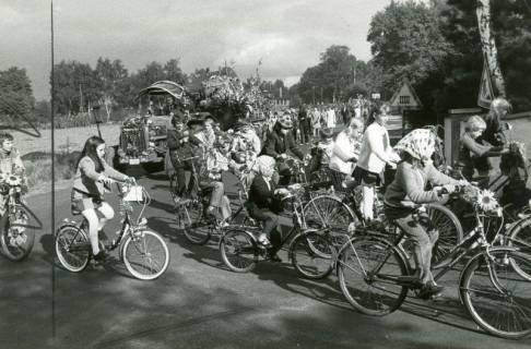 ARH Slg. Bartling 5031, Festumzug zum Erntefest mit Kindern auf festlich geschmückten Fahrrädern über die Fliegerstraße / Berliner Weg, Poggenhagen, 1972