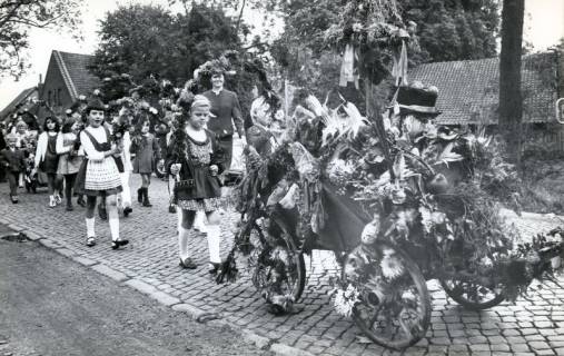 ARH Slg. Bartling 5032, Festumzug zum Erntefest mit Kindern zu Fuß mit geschmücktem Bollerwagen (darauf die Erntekrone) und Schwibbögen, Popggenhagen, 1970