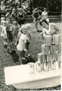 ARH Slg. Bartling 586, Sommerfest im Spielkreis, Kinder auf dem Rasen beim Dosenwerfen, Stöckendrebber, 1972