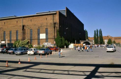 ARH Slg. Bürgerbüro 2, Parkplatz und Fabrikhalle der ehemaligen Hanomag Maschinenbau AG, Linden, 1999