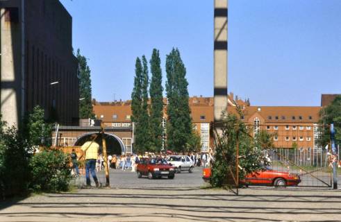 ARH Slg. Bürgerbüro 11, Einfahrt? zum Fabrikgebäude der ehemaligen Hanomag Maschinenbau AG, Linden, 1999