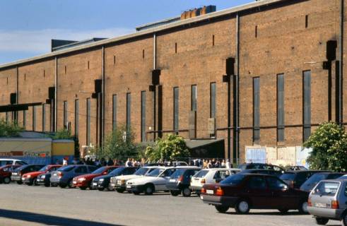 ARH Slg. Bürgerbüro 14, Blick auf den Parkplatz und Fabrikhalle der ehemaligen Hanomag Maschinenbau AG, Linden, 1999
