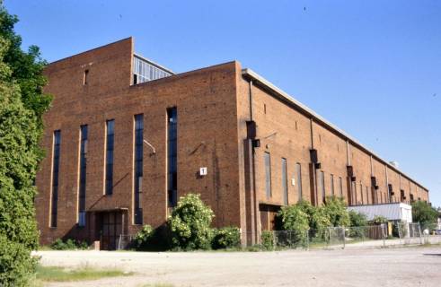 ARH Slg. Bürgerbüro 17, Blick auf Fabrikhalle der ehemaligen Hanomag Maschinenbau AG, Linden, 1999