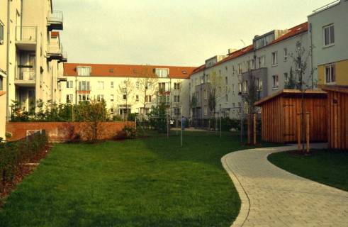 ARH Slg. Bürgerbüro 52, Garten und Innenhof der Wohngebäude, Ecke Anette-Kolb-Straße / Wilhelm-Tell-Straße, in der Regenbogensiedlung, Misburg, 1999