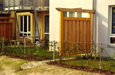 ARH Slg. Bürgerbüro 53, Blick auf  eine Garten und Terrasse eines Wohngebäudes in der Regenbogensiedlung, Misburg, 1999