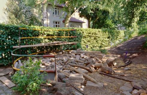 ARH Slg. Bürgerbüro 67, Eingestürzte Konstruktion auf einem Spielplatz, Hannover, 1997