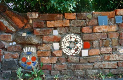 ARH Slg. Bürgerbüro 72, Mosaik an einer Mauer an einem Spielplatz, Hannover, 1997