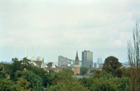 ARH Slg. Bürgerbüro 92, Blick auf die Türme des Heizkraftwerkes Linden und die St. Martin Kirche, dahinter das Ihme-Zentrum, Linden, 2000