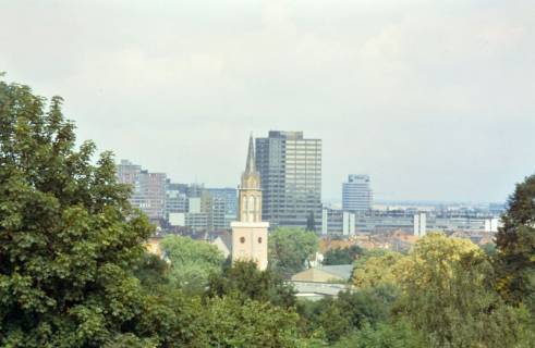 ARH Slg. Bürgerbüro 93, Blick auf den Turm der St. Martin Kirche und das dahinterliegende Ihme-Zentrum, Linden, 2000
