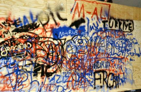 ARH Slg. Bürgerbüro 114, Mit Graffiti beschmierte Holzwand in einer Skatehalle für Kinder und Jugendliche, Hannover, 1999