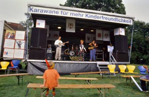 ARH Slg. Bürgerbüro 131, Auftritt einer Band auf einem Fest für mehr Kinderfreundlichkeit vor dem neuen Rathaus, Hannover, zwischen 1995/2005