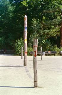 ARH Slg. Bürgerbüro 142, Pfeiler auf einem Spielplatz, Hannover, zwischen 1995/2005