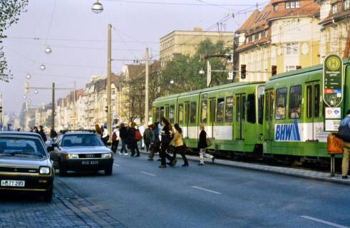 ARH Slg. Bürgerbüro 144, Blick auf die Straßenbahnhaltestelle Spannhagengarten mit abfahrender Straßenbahn, Podbielskistraße, Vahrenwald-List, zwischen 1995/2005
