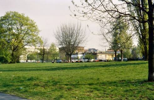 ARH Slg. Bürgerbüro 147, Blick über eine Wiese auf Gebäude in der Nähe des Jugendzentrum Bunkers (?), Burg, zwischen 1999/2005