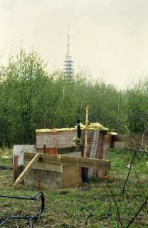 ARH Slg. Bürgerbüro 154, Wilder Müll, im Hintergrund die Spitze des Telemax Fernsehturms, Großbuchholz, zwischen 1999/2005