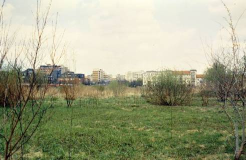 ARH Slg. Bürgerbüro 156, Blick auf ein Wohngebiet in der Nähe des Telemax Fernsehturms, Großbuchholz, zwischen 1999/2005