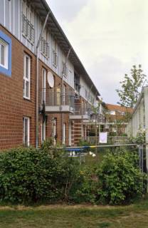 ARH Slg. Bürgerbüro 223, Rückseite und Gärten eines Wohngebäudes, Marienwerder, 1997