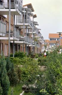 ARH Slg. Bürgerbüro 227, Blick auf die Balkone und Gärten eines Wohngebäudes, Marienwerder, 1997
